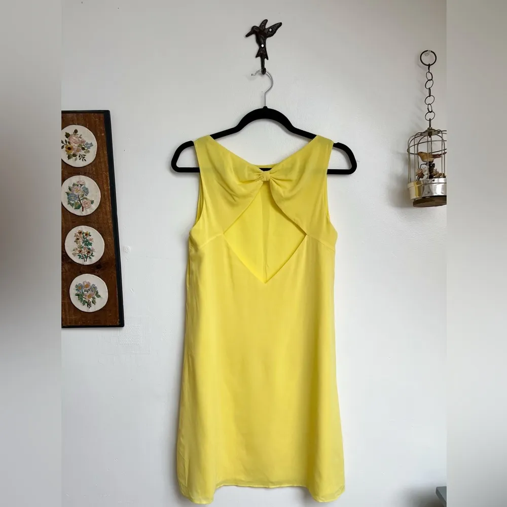 Alice & Olivia Cut Out Back Yellow Sleeveless Mini Shift Dress - Image 5