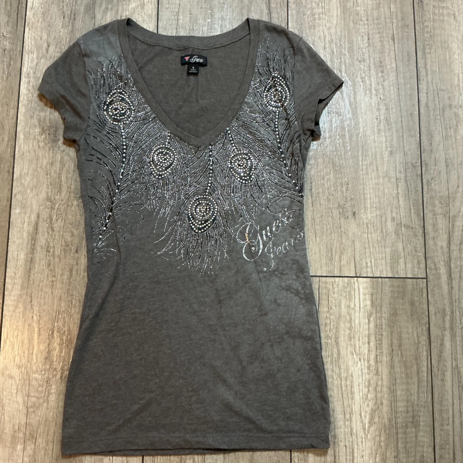 Y2K Guess Jeans‎ Gray Embellished Peacock Graphic V Neck T Shirt Size Small - Image 2