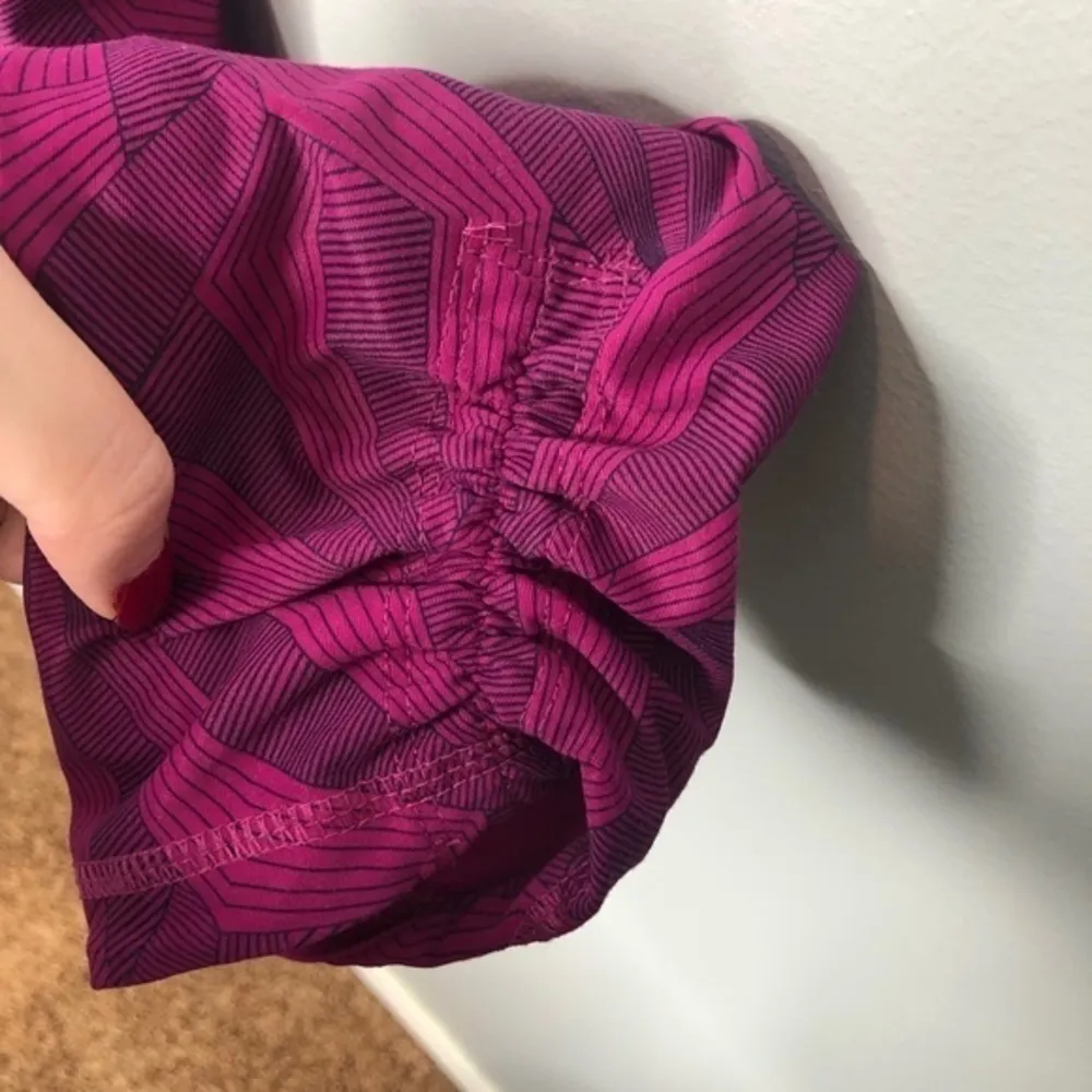 Brooks fuchsia green light ruched Capri leggings - Image 6