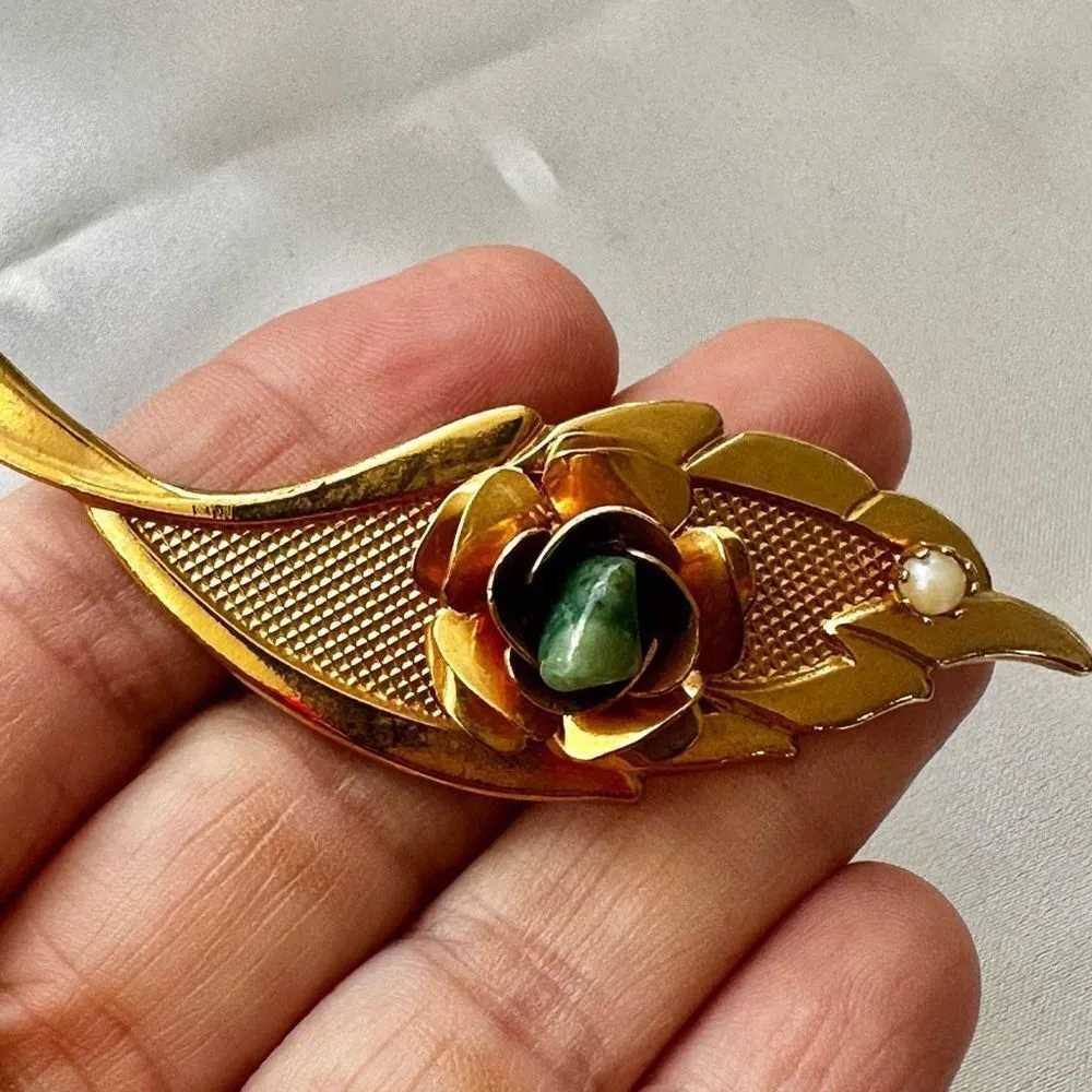 Jade and Pearl vintage leaf brooch Gold - Image 2