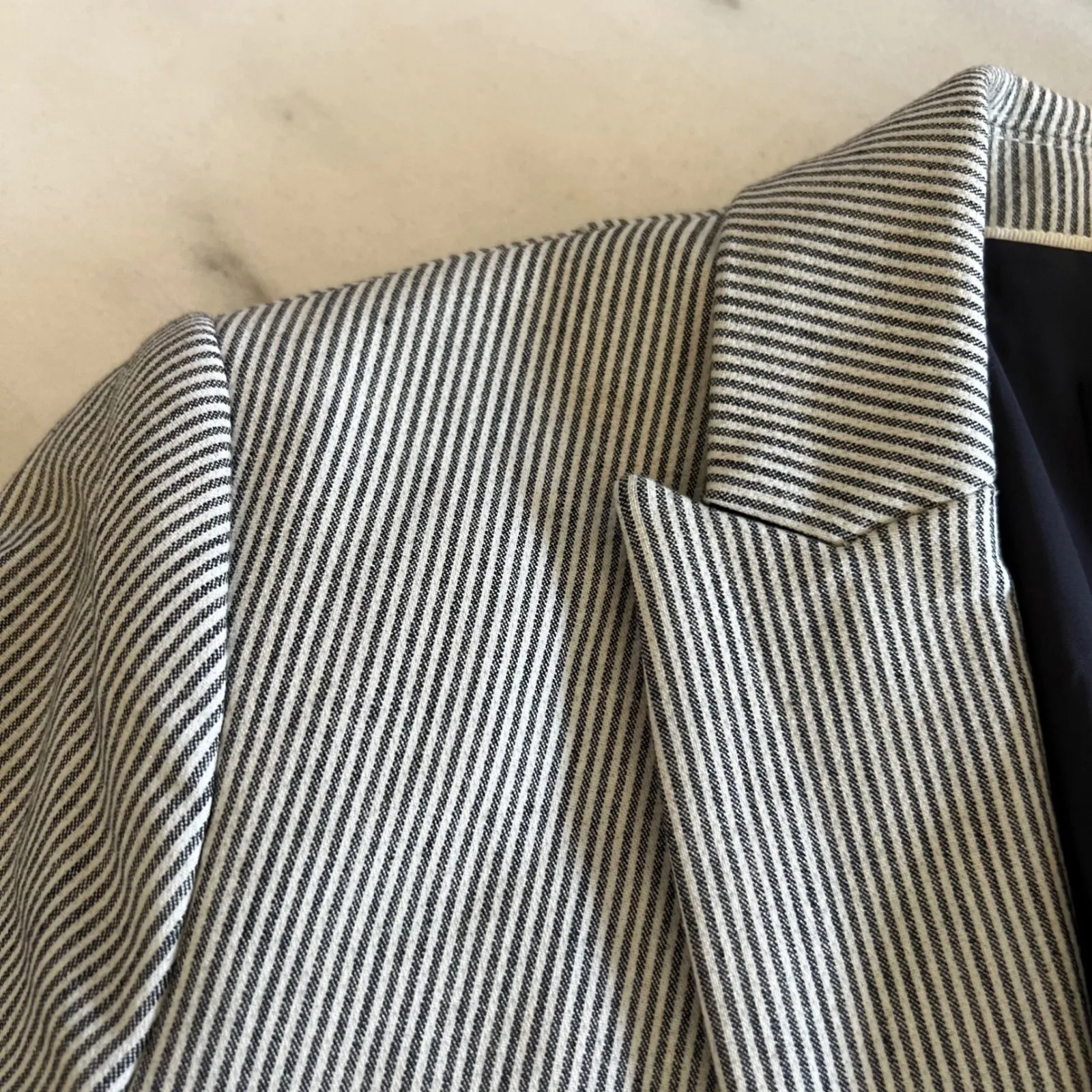 Banana Republic Classic Fit Seersucker Stripe Blazer Women Size 2 Navy‎ White - Image 3