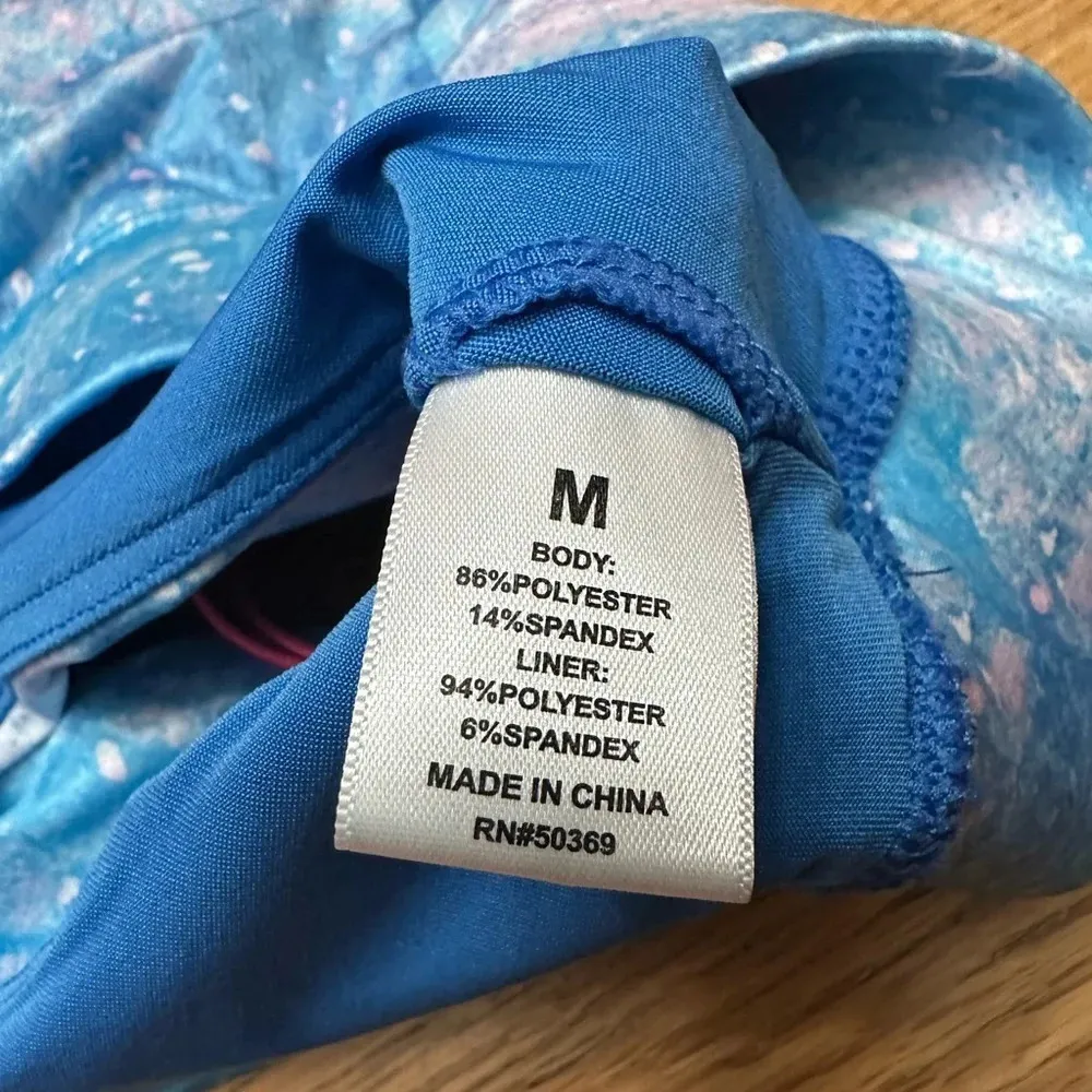 Juicy Couture NWT Twist back removable pads vneck sports bra Aurora Print sz M - Image 5