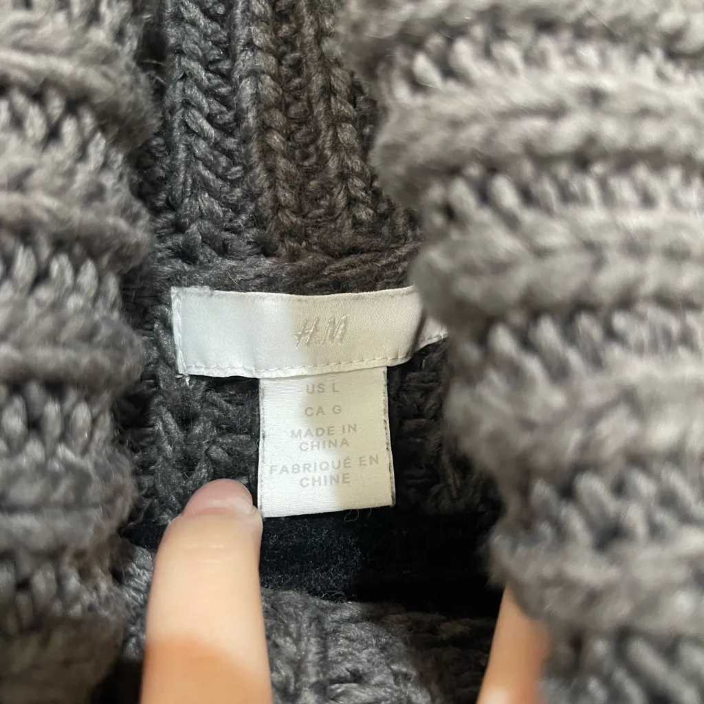 H&M Gray Knit Sweater - Image 2