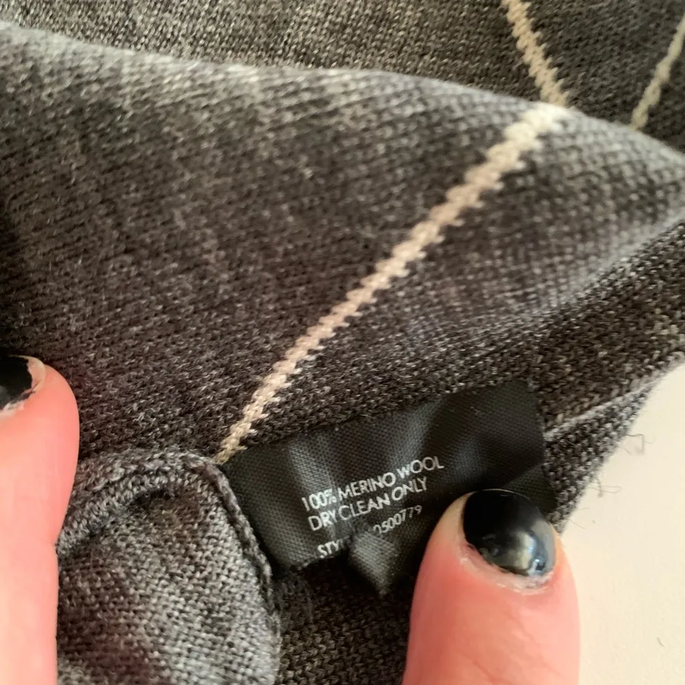 Club Monaco  Merino Wool V-Neck Pullover Sweater - Image 5