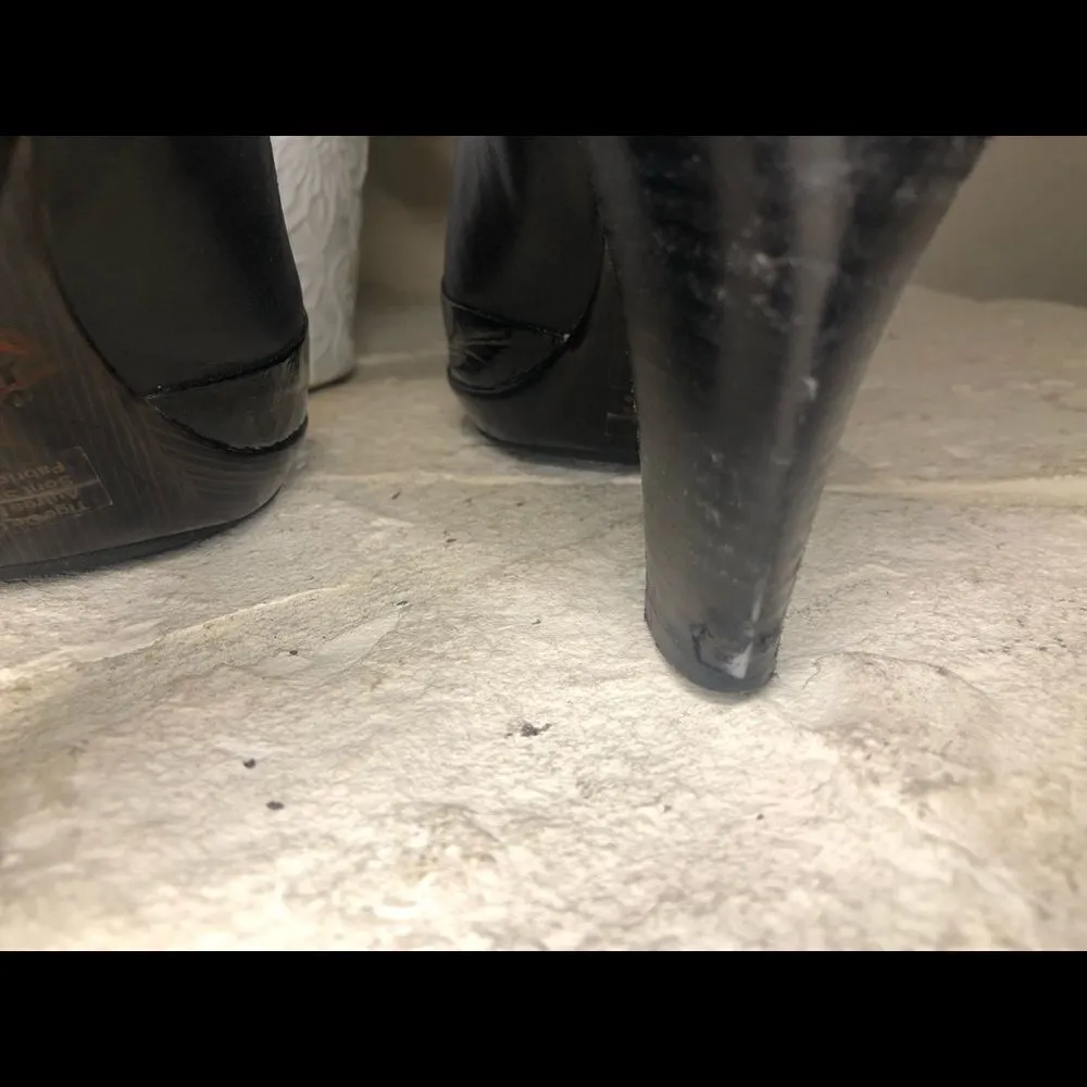 Indigo by Clarks black leather/patent leather low booties sz 10 - Image 7