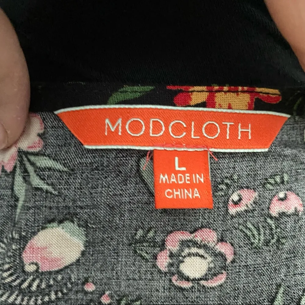 NWOT ModCloth Masterpiece Sleeveless Lace-Up Top in Folksy Floral Print - Image 6