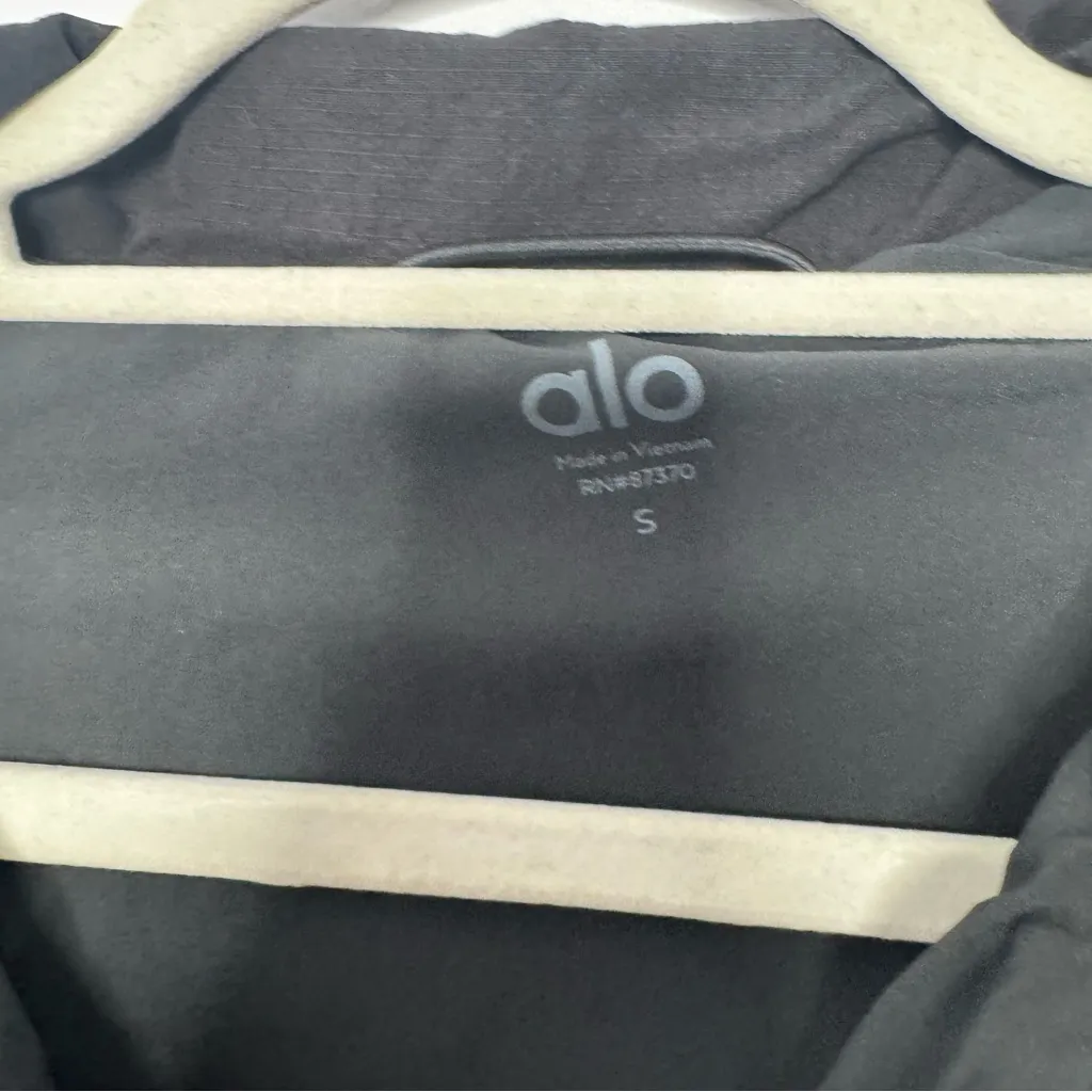 Alo yoga zip up jacket size small - Image 3