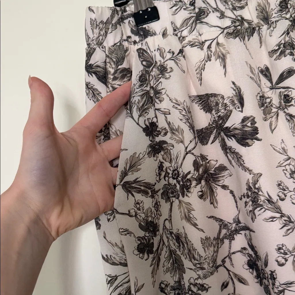 NWOT Express white Flowy bird pants white and gray - Image 4