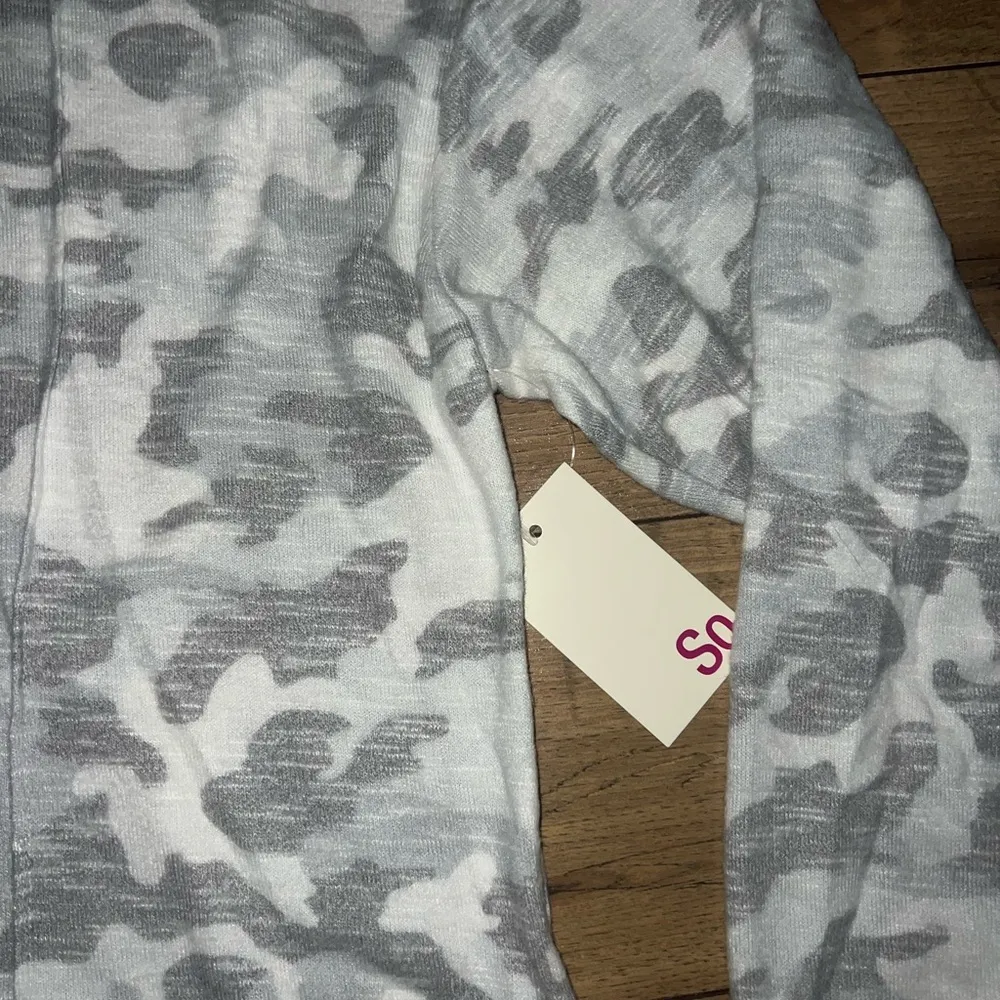 Camo cropped sweatshirt - Image 2
