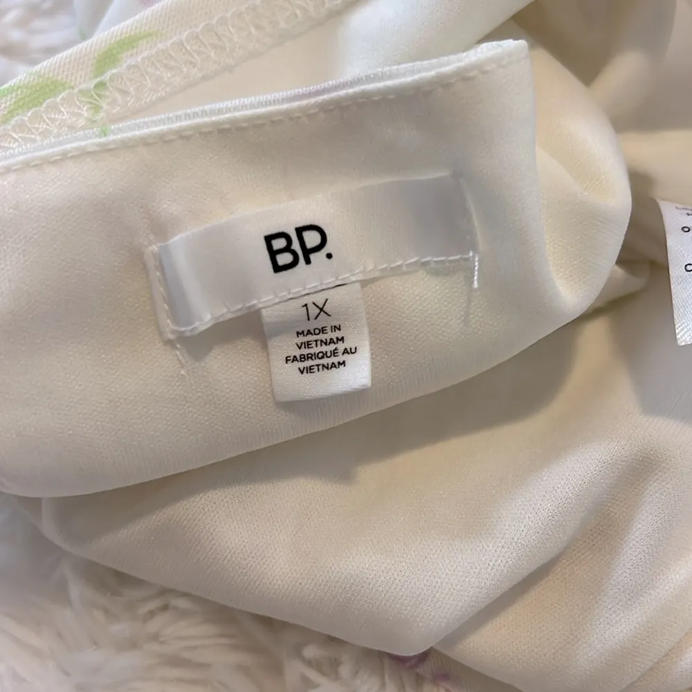 BP Cropped Tank Top Color Cream with Floral Print Size 1X NWT - Image 4