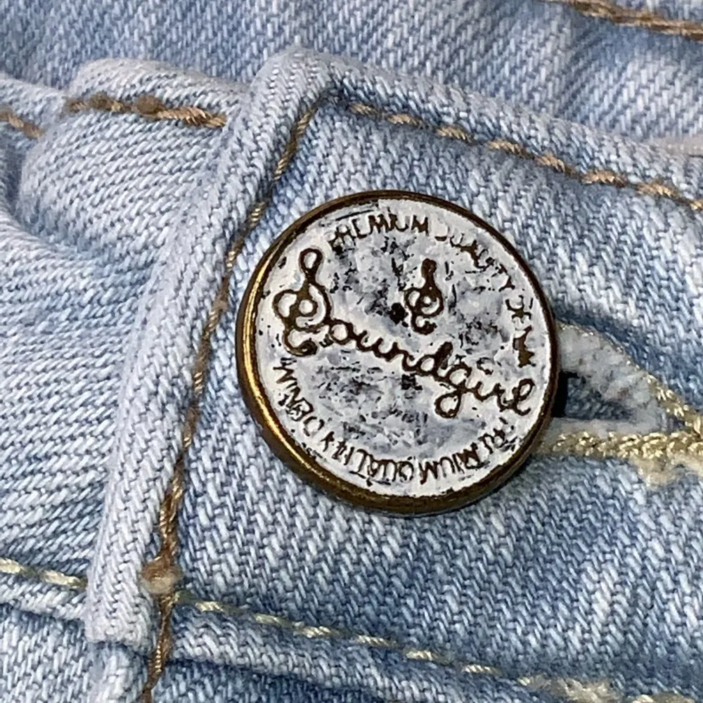 🌸3/$15🌸 Soundgirl Light Washed Distressed Mid-Rise 2” Inseam Jean Shorts 7Jr. - Image 4