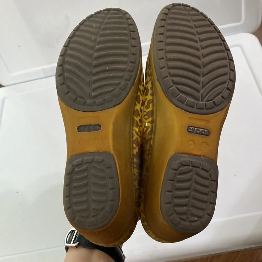 Crocs Espresso & Gold Carlisa Animal Mini Wedge shoes size 8 - Image 6