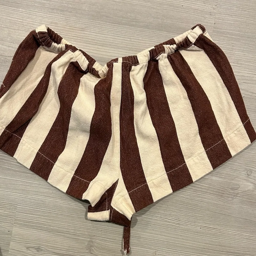 New with flaw  HOT HOT HOT Shorts chocolate sz medium - Image 4