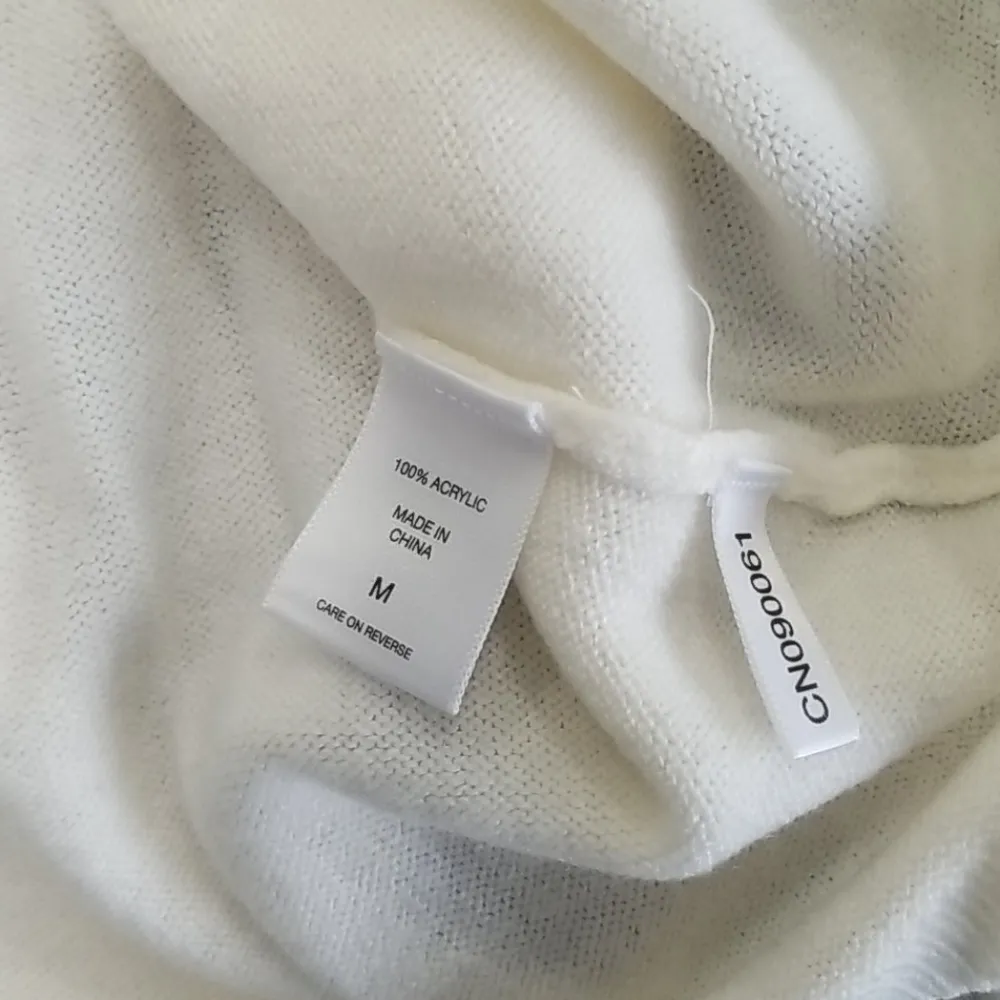 NWOT! White V Neck Knitwear Size M - Image 4