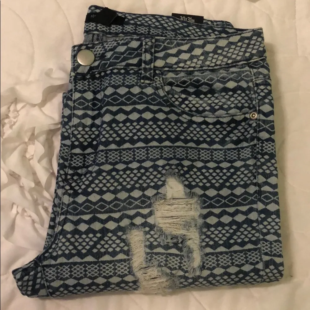 Forever 21 NWT distressed skinny patterned jeans - Image 2