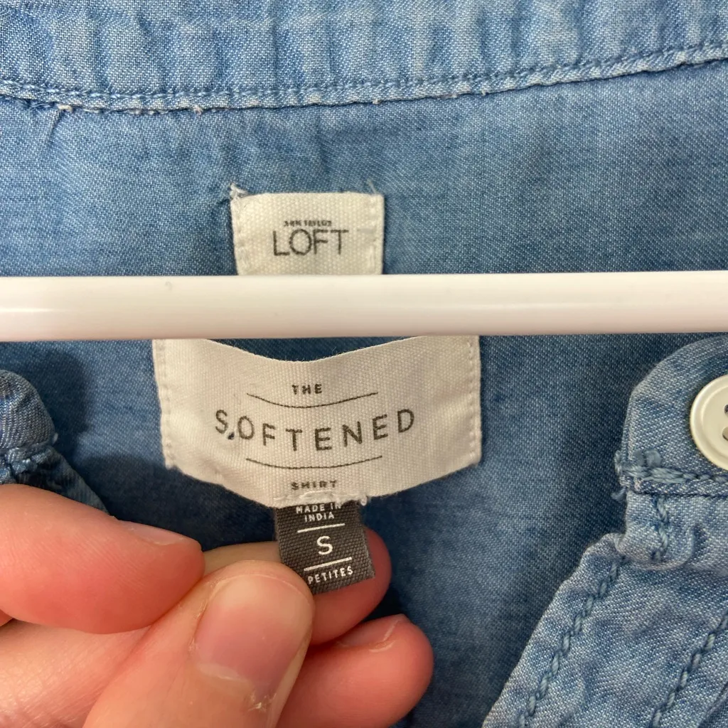 EUC Ann Taylor‎ LOFT The Softened Shirt women’s blue denim look button shirt S - Image 4
