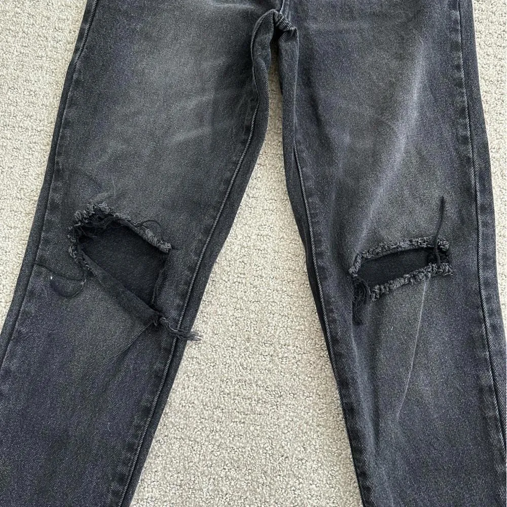 BP Ripped High Waisted Mom Jeans Black Distressed Wash Size 25 - Image 4