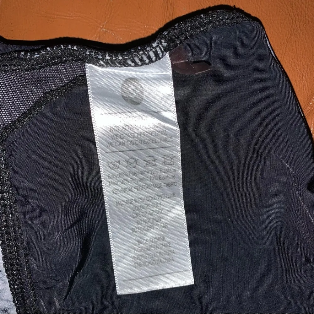 Dragon Fit Sports Bra Size Small Black - Image 4