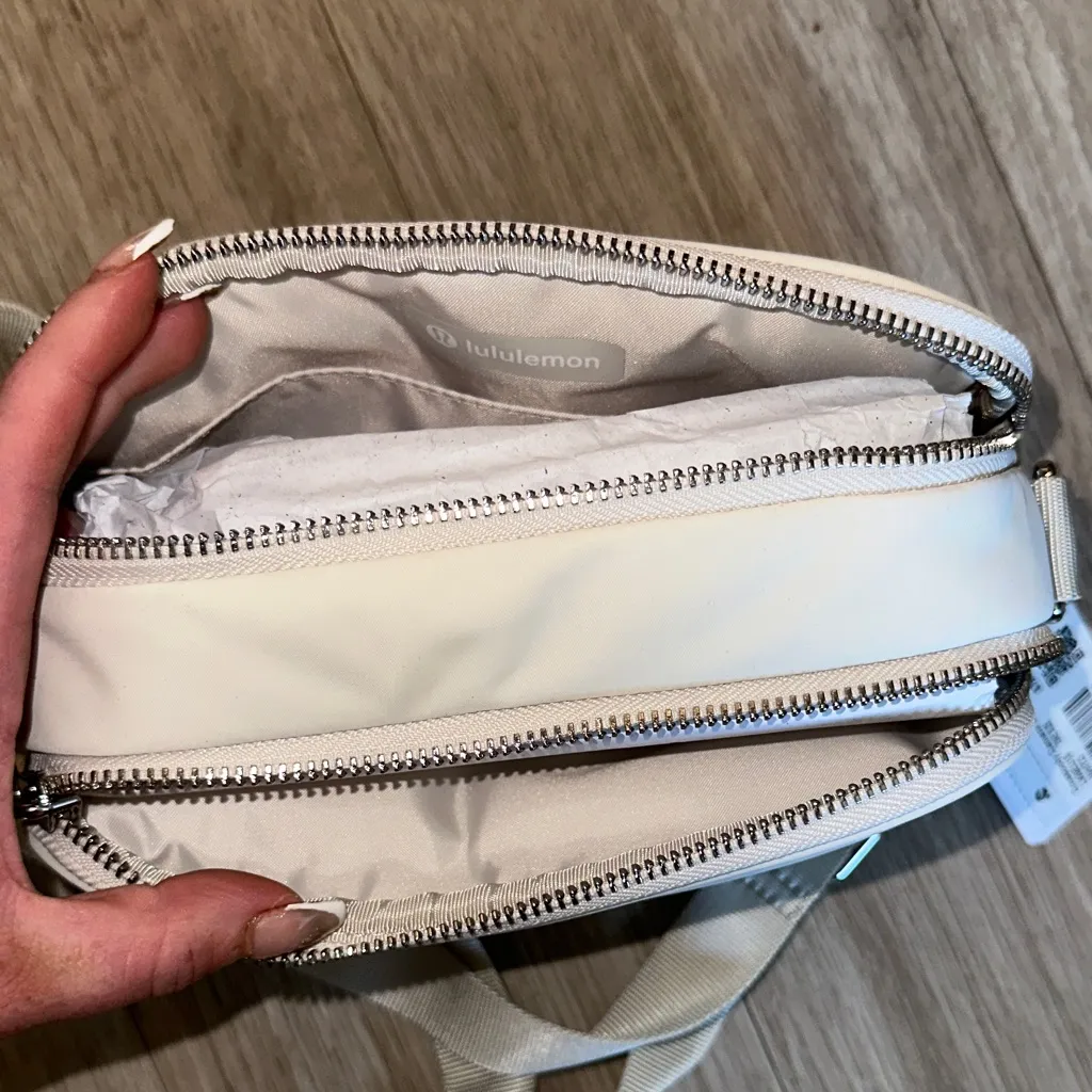 Lululemon White Crossbody Camera Bag - Image 3