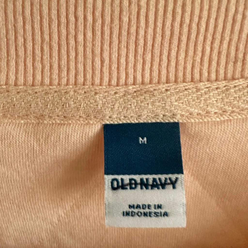Old Navy  PEACH Quilted Sweatshirt. - Image 3