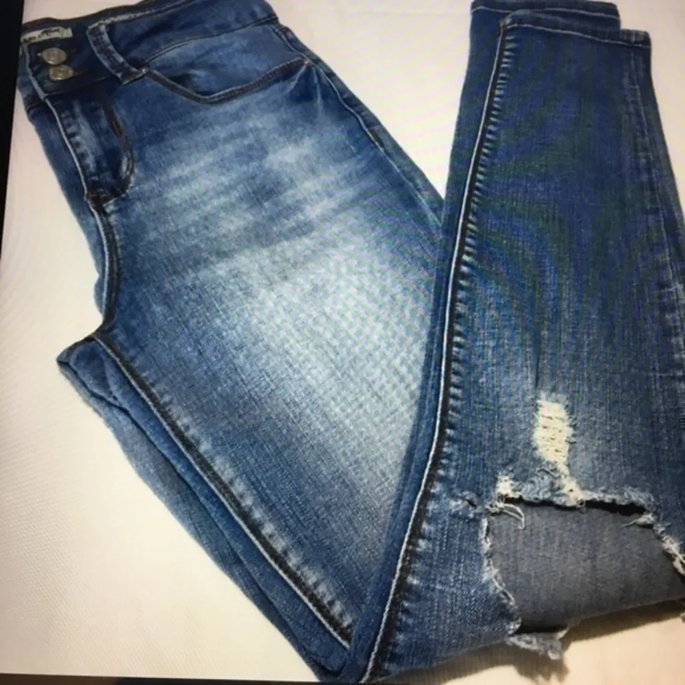 Juniors size 7  Ankle Jeans - Image 3