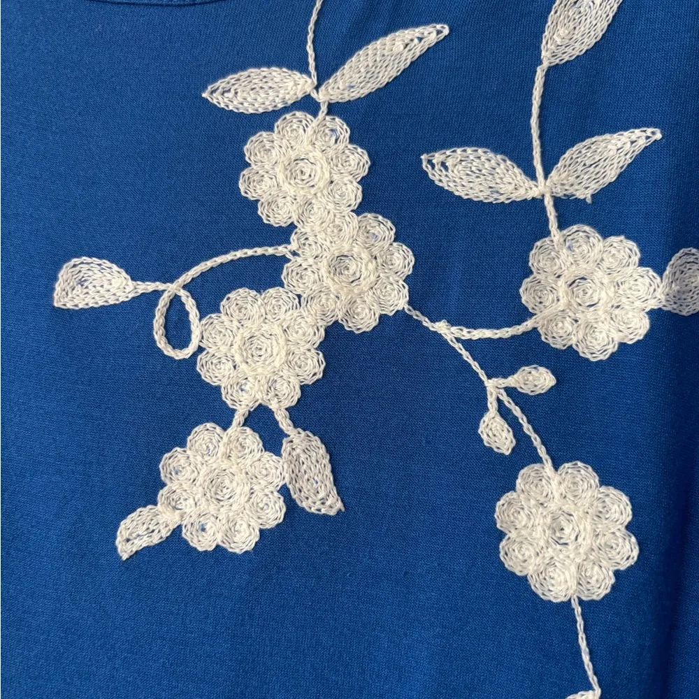 Women’s blue and white floral embroidery ruffle trim top size large - Image 2
