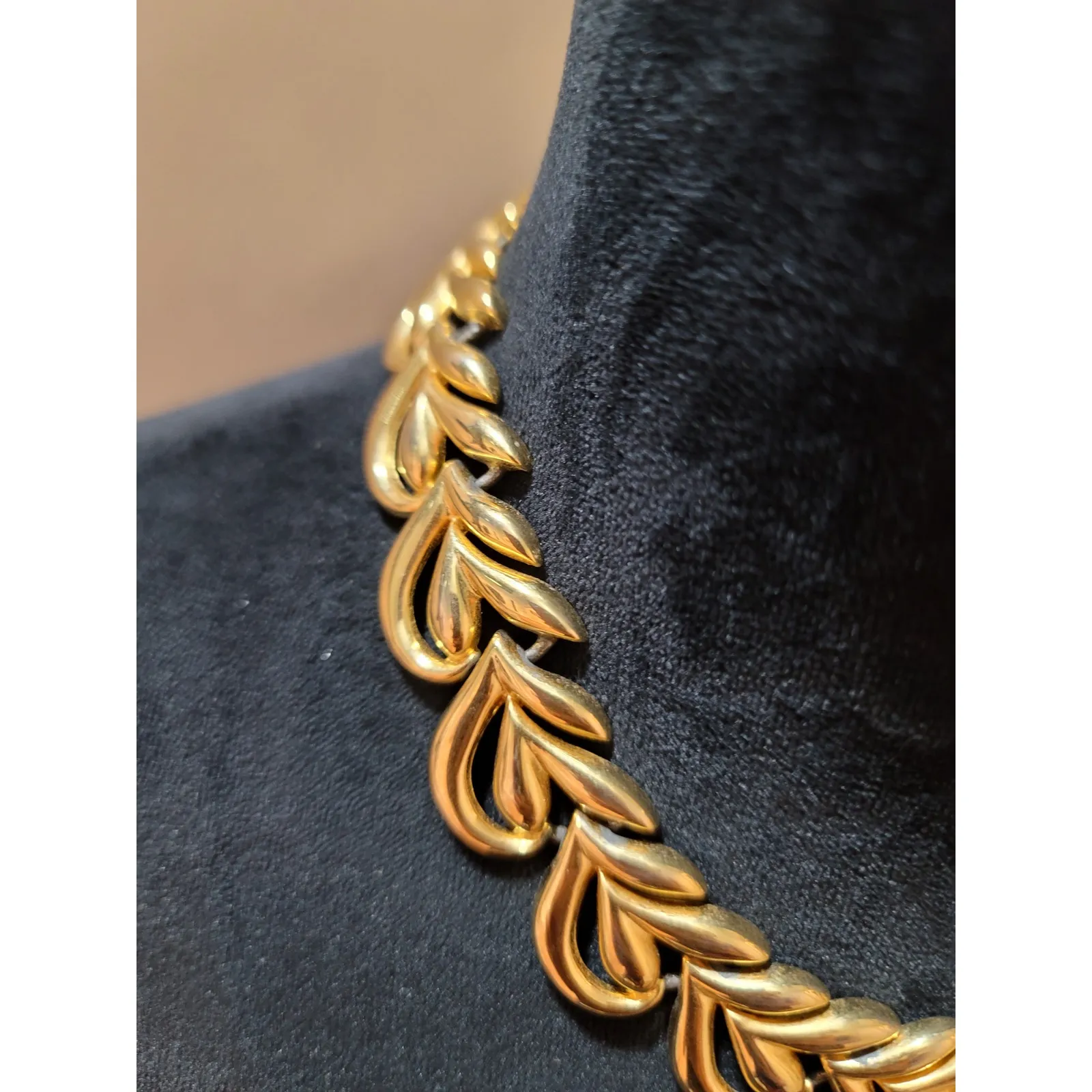 Women's Gold Leaf Link Statement Necklace Elegant Vintage Style Jewelry Design - Image 5