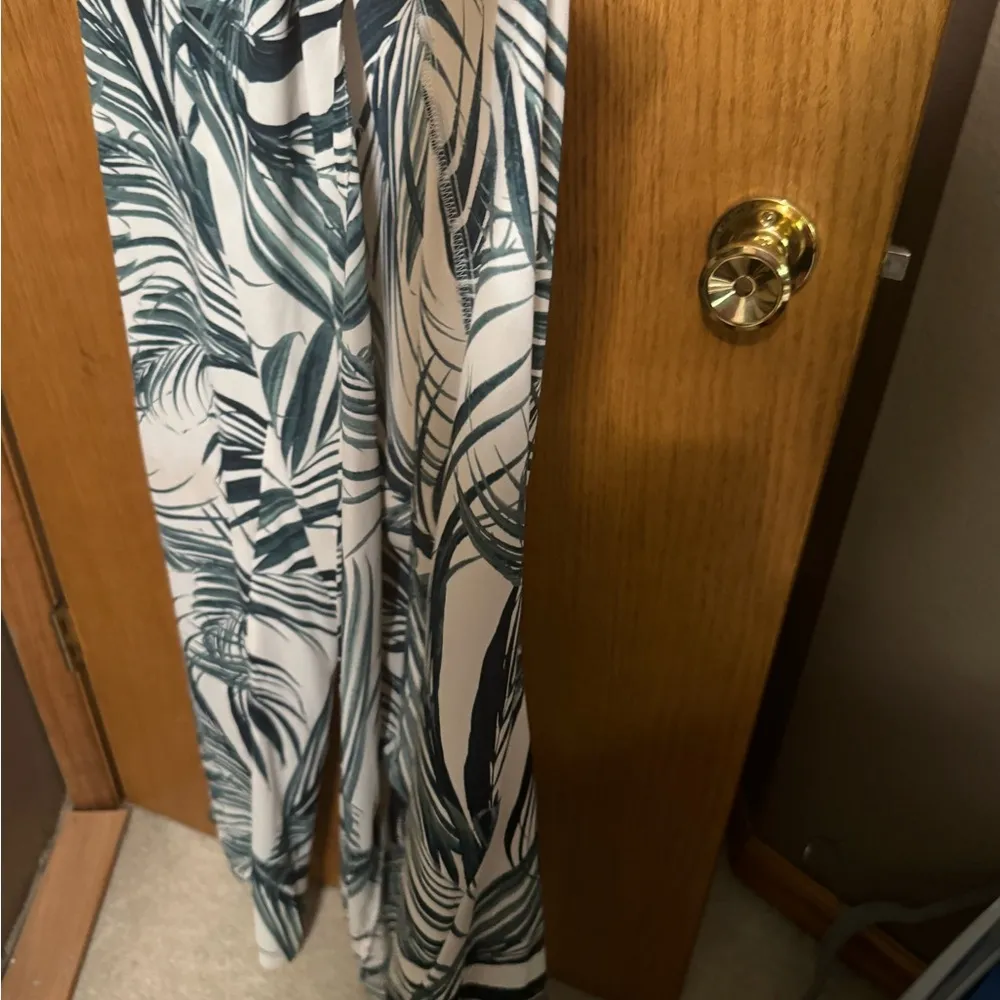Elegant Green Leaf Print Maxi Dress pants size medium - Image 2