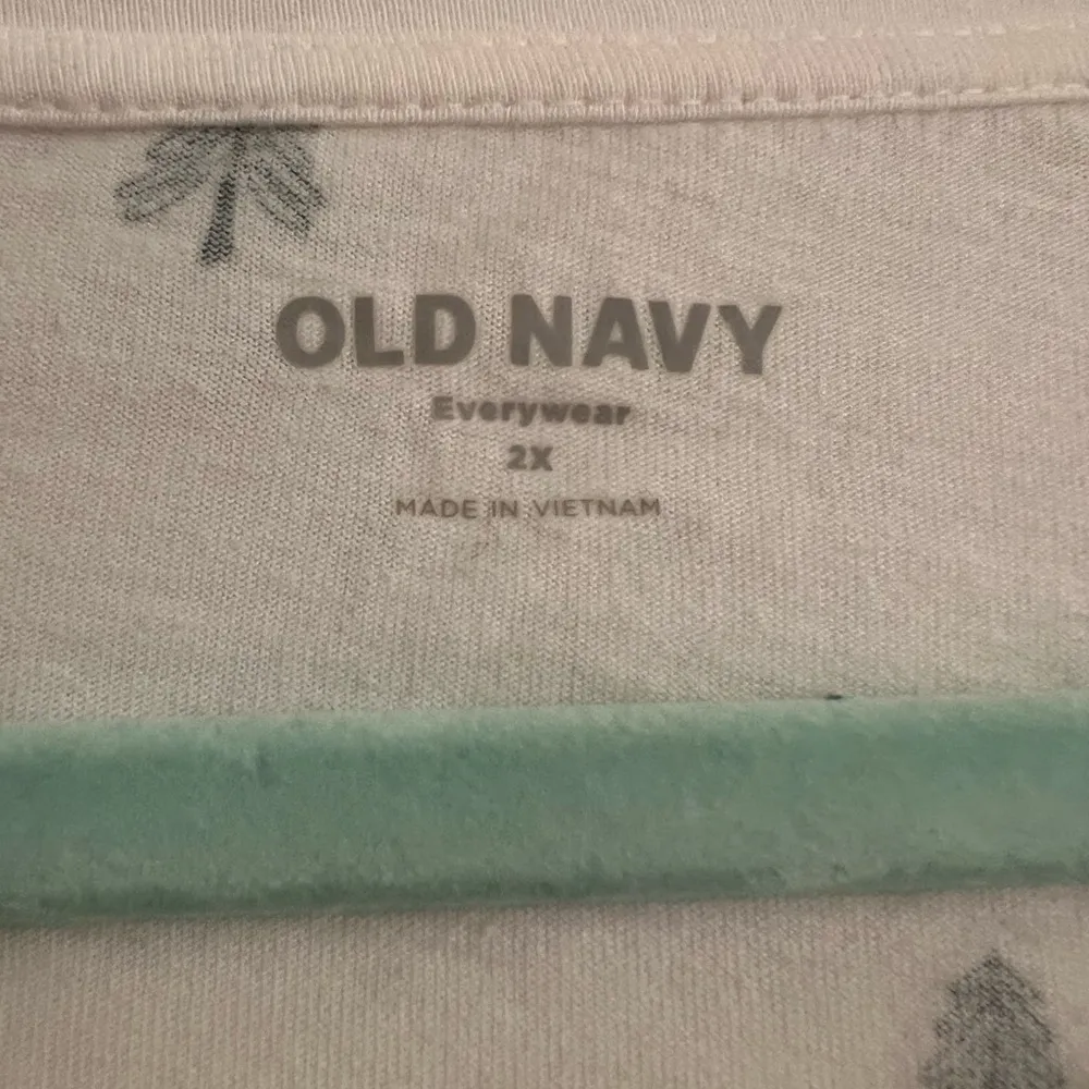 Old Navy EveryWear Crew-Neck T-Shirt Christmas Evergreen Trees - size 2x - Image 5