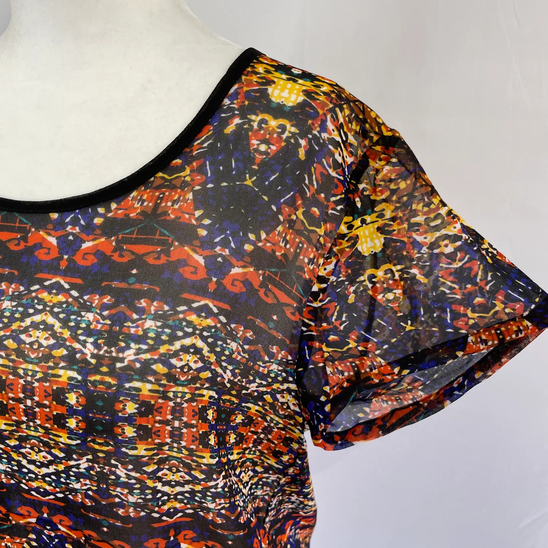 New  Sheer Chiffon Short Sleeve Top High Low Hem Multi Totem Print - Image 5