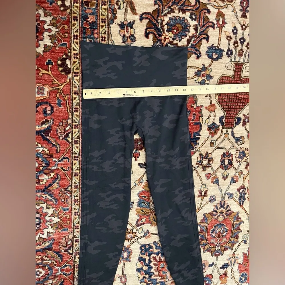 Women’s Spanx Camo Slimming Pull On Leggings Size Large - Image 3