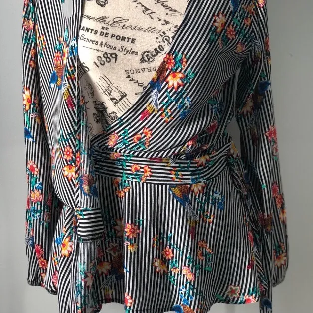 Revolve UO Black White Stripe Floral Hummingbird 3/4-Slv Tie-Front Wrap Top EUC S - Image 6