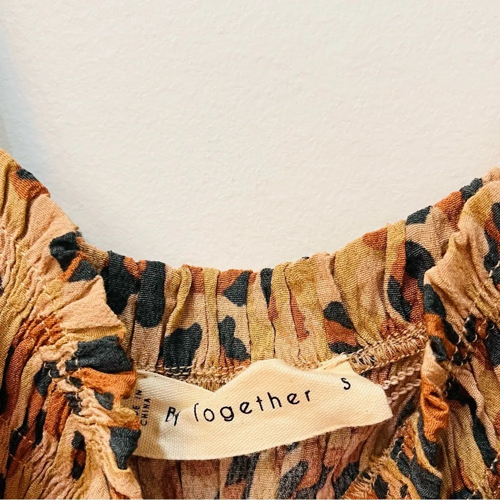 by together leopard crop top puffed sleeve smocked size small - Image 2