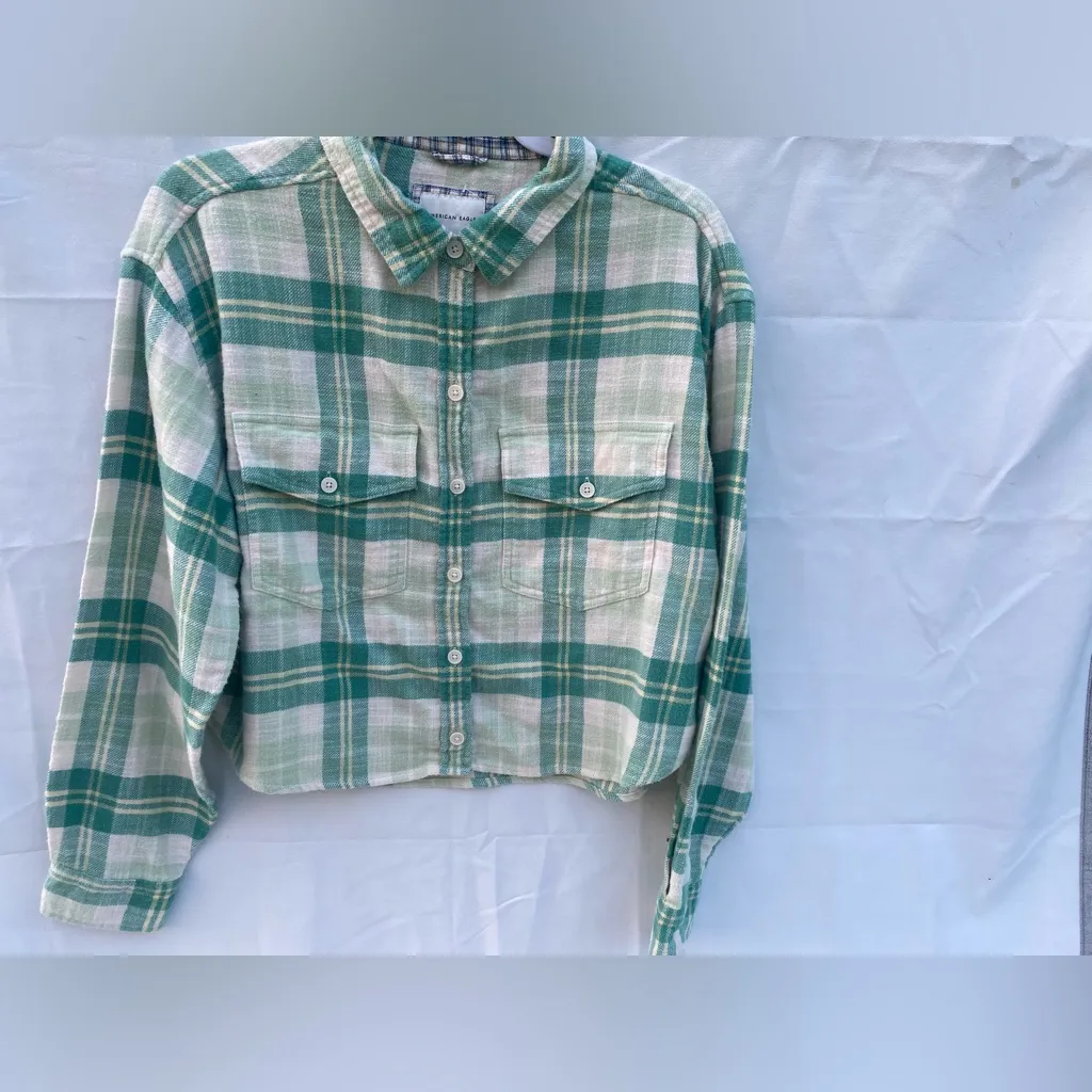 AE Cozy Cropped Flannel Shirt Size M in a mint Green & Creme Plaid Pattern - Image 6