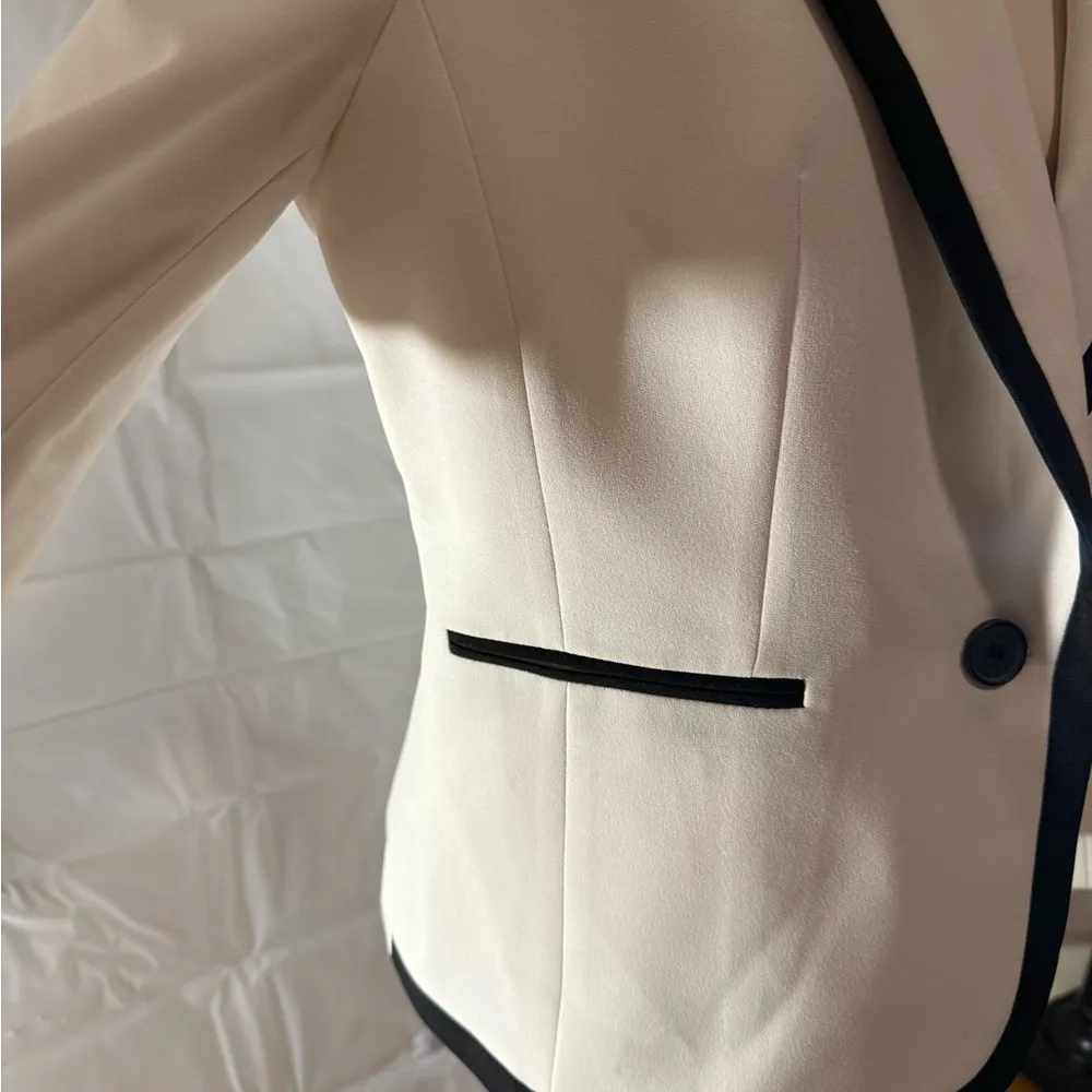 Le Suit  Chic White Blazer with Black Trim - Image 3