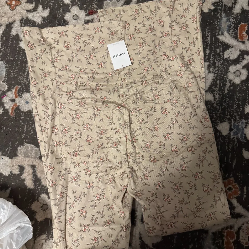 NWT Ditsy Floral Jeans - Image 4
