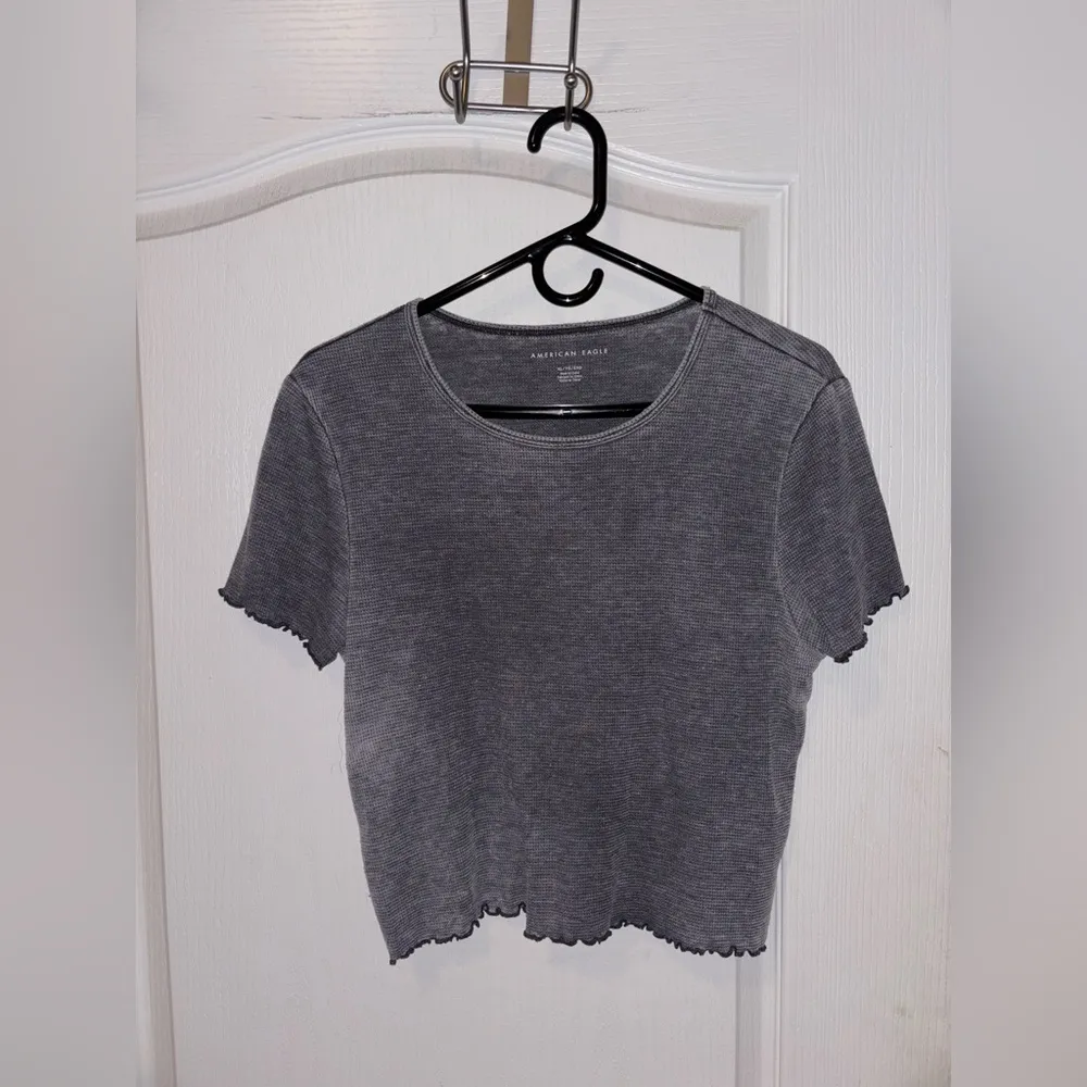 American Eagle Outfitters Gray Fitted Crop Tee - Image 4
