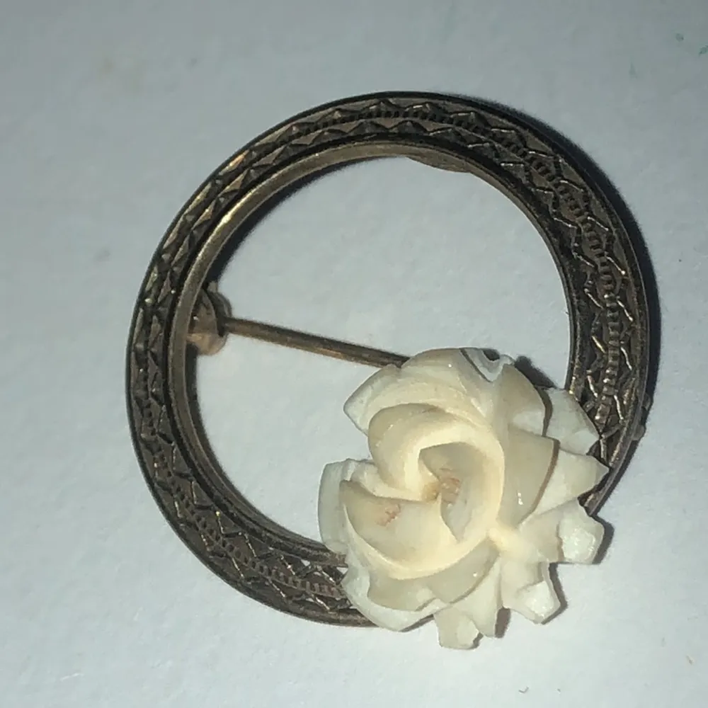 Vintage Dainty Gold Tone Gold Filled Carved Flower Round Brooch Shoulder Pin - Image 3
