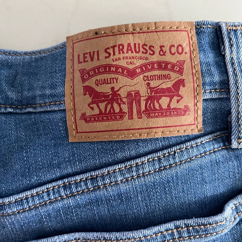 Size 27 High Waisted Stretch Levi Shorts - Image 3