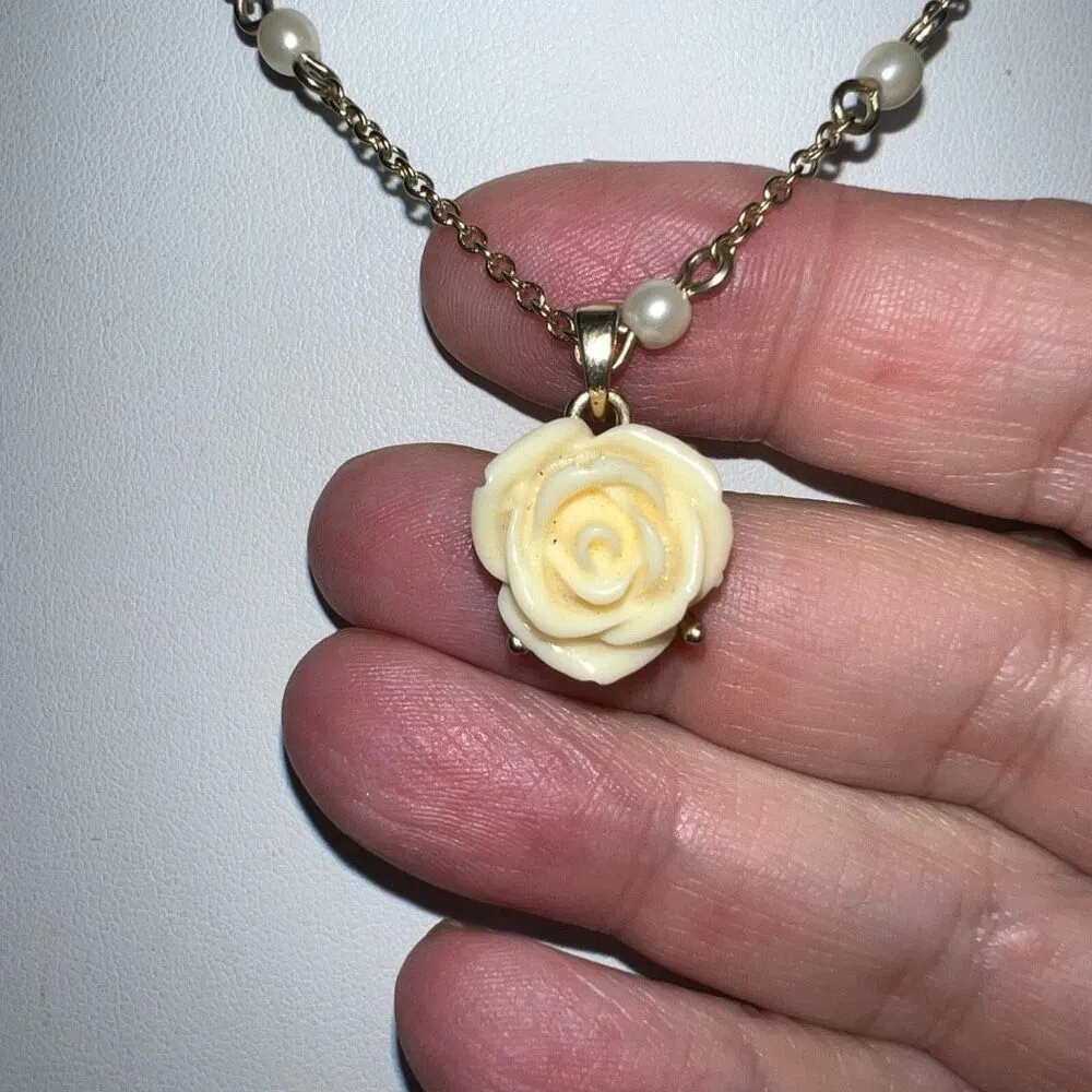 Vintage Signed SAQ Ivory Tone Roses and Faux Pearl Necklace‎ Gold - Image 4