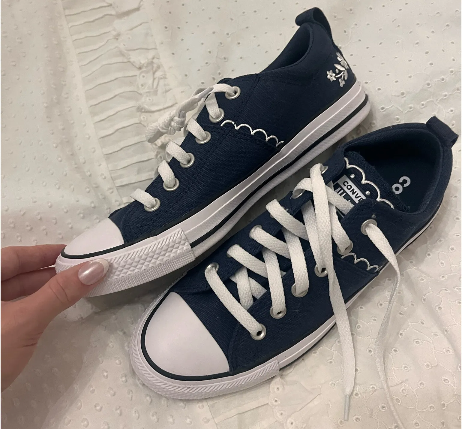 Converse low chuck embroidered size 8 - Image 2