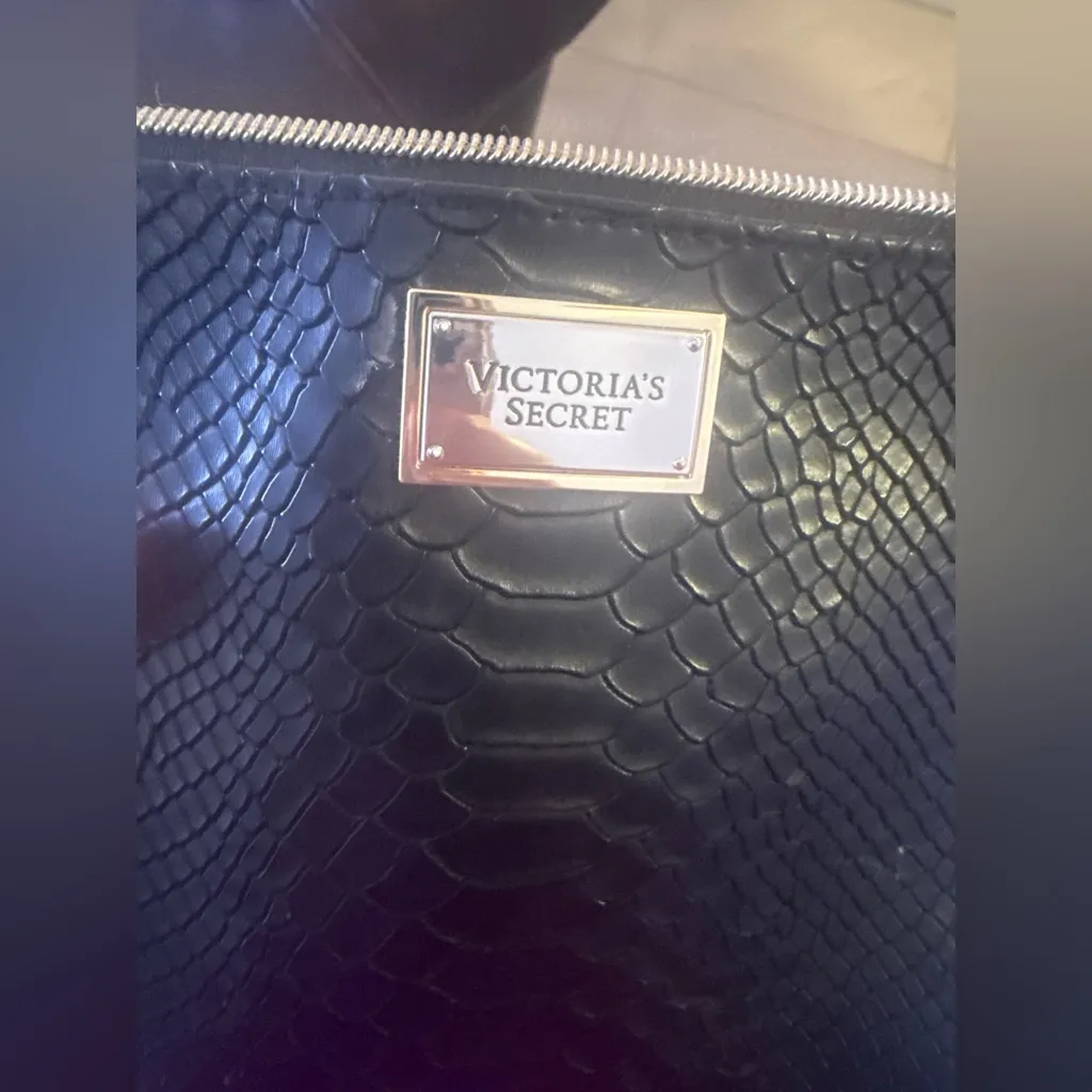 Victoria's Secret 5.5x8" Small Bag S snakeskin-textured cosmetic bag or clutch - Image 5