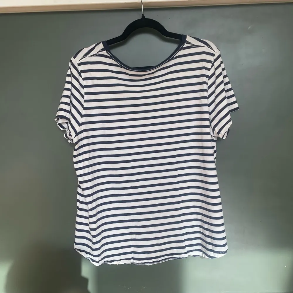 Old Navy - Striped T-Shirt with 'Hey Friend' Graphic 1X plus size - Image 5