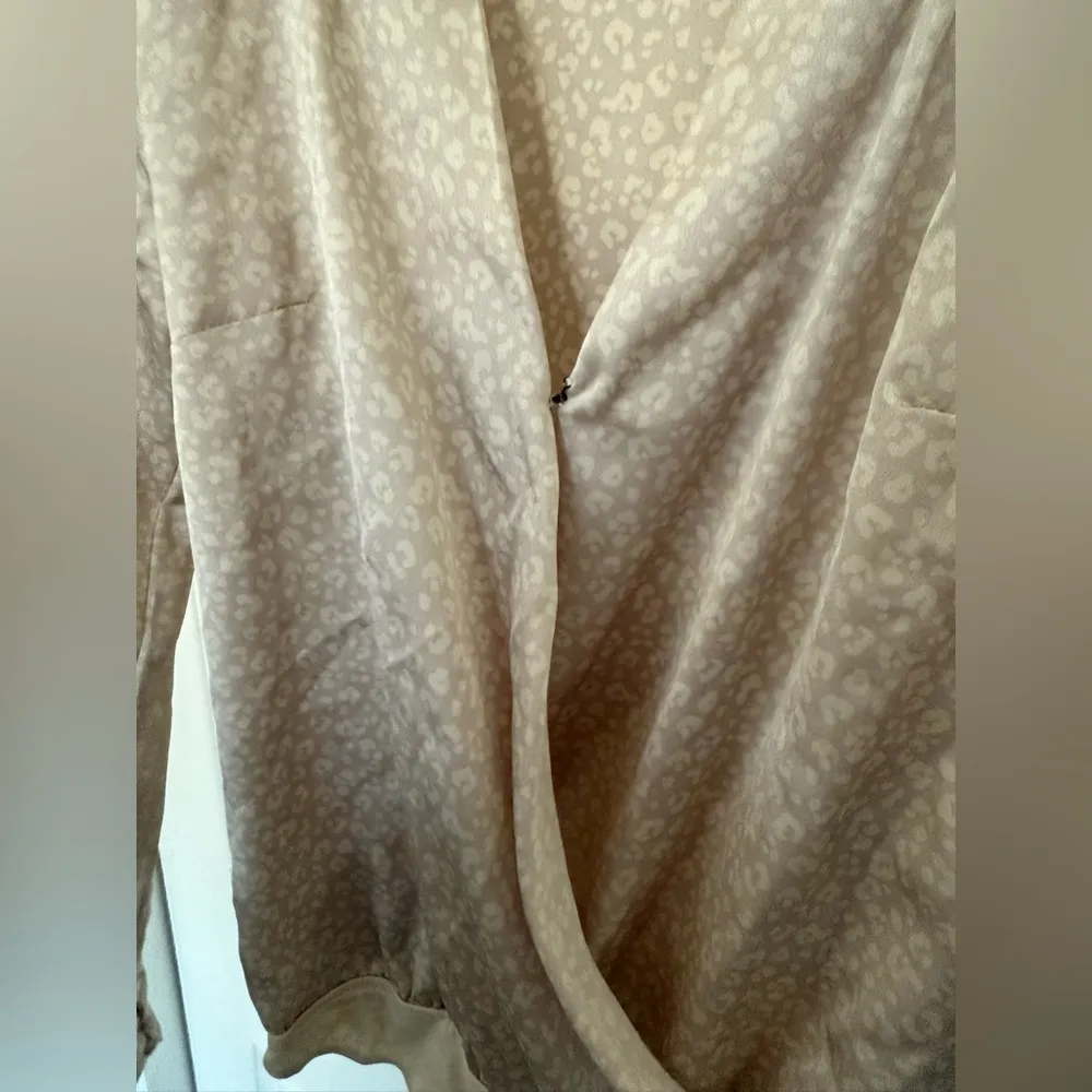 Abercrombie & Fitch Leopard Cheetah Print Champagne Satin V-Neck Bodysuit Small - Image 7