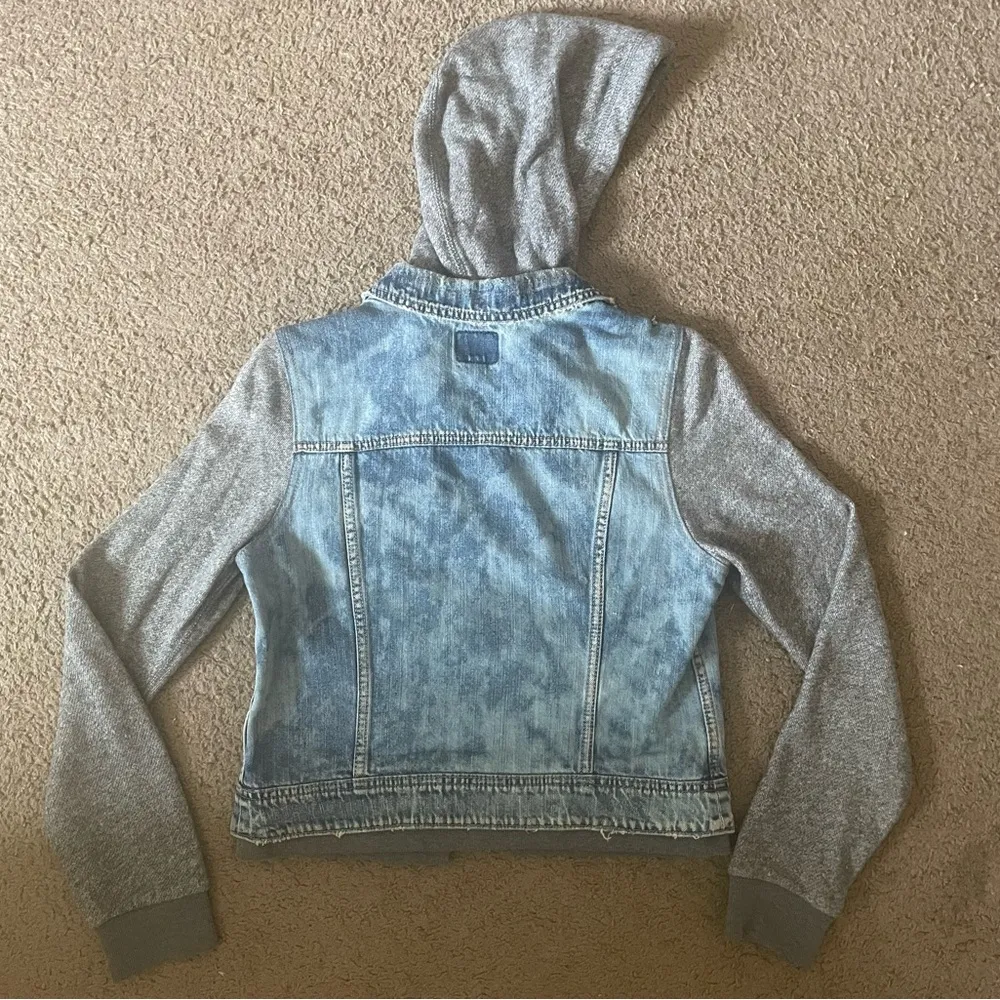 American Eagle Outfitters blue jean jacket with gray sweatshirt sleeves and hood - Image 5