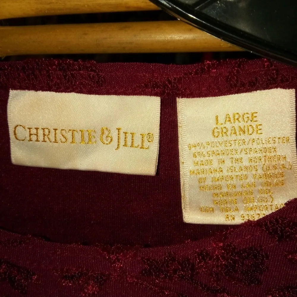 Christie & Jill L Cranberry Red Floral Textured Short Sleeved Top Size L - Image 2