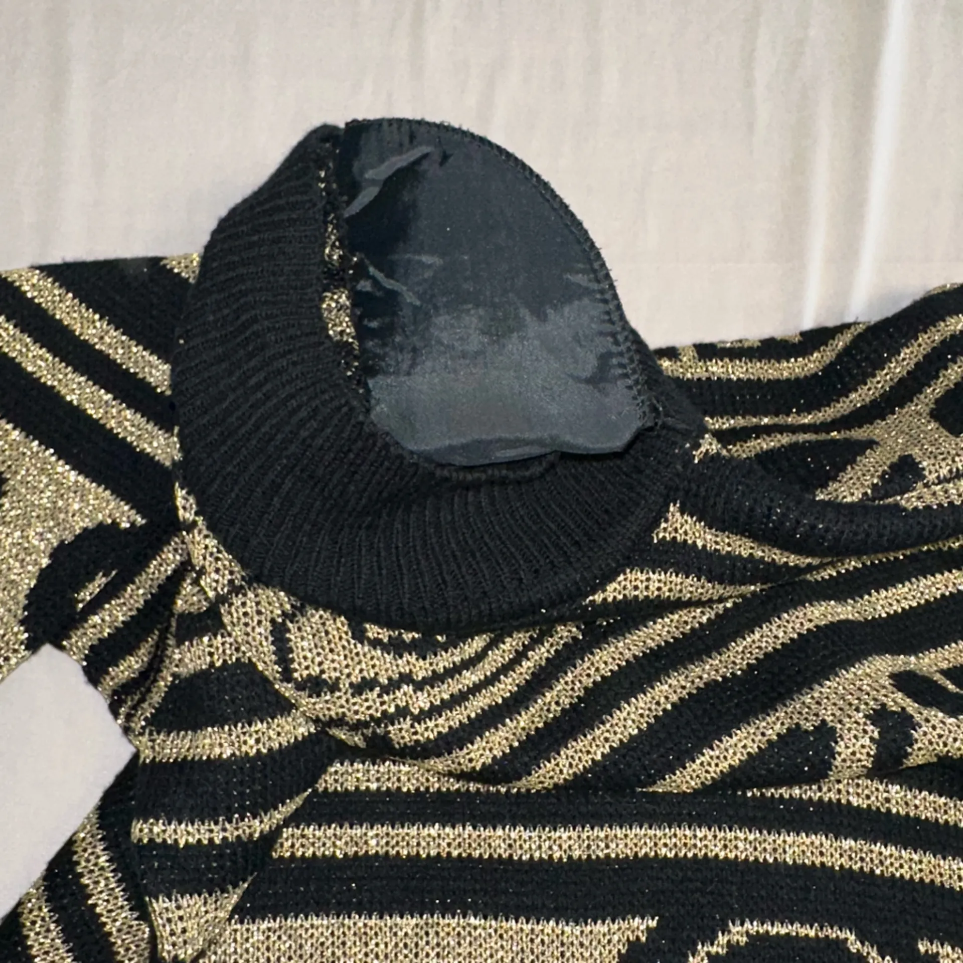 GB • Vintage Black Gold Tribal Oversized Sweater • Metallic Gladys Bagley 80s Size M - Image 6