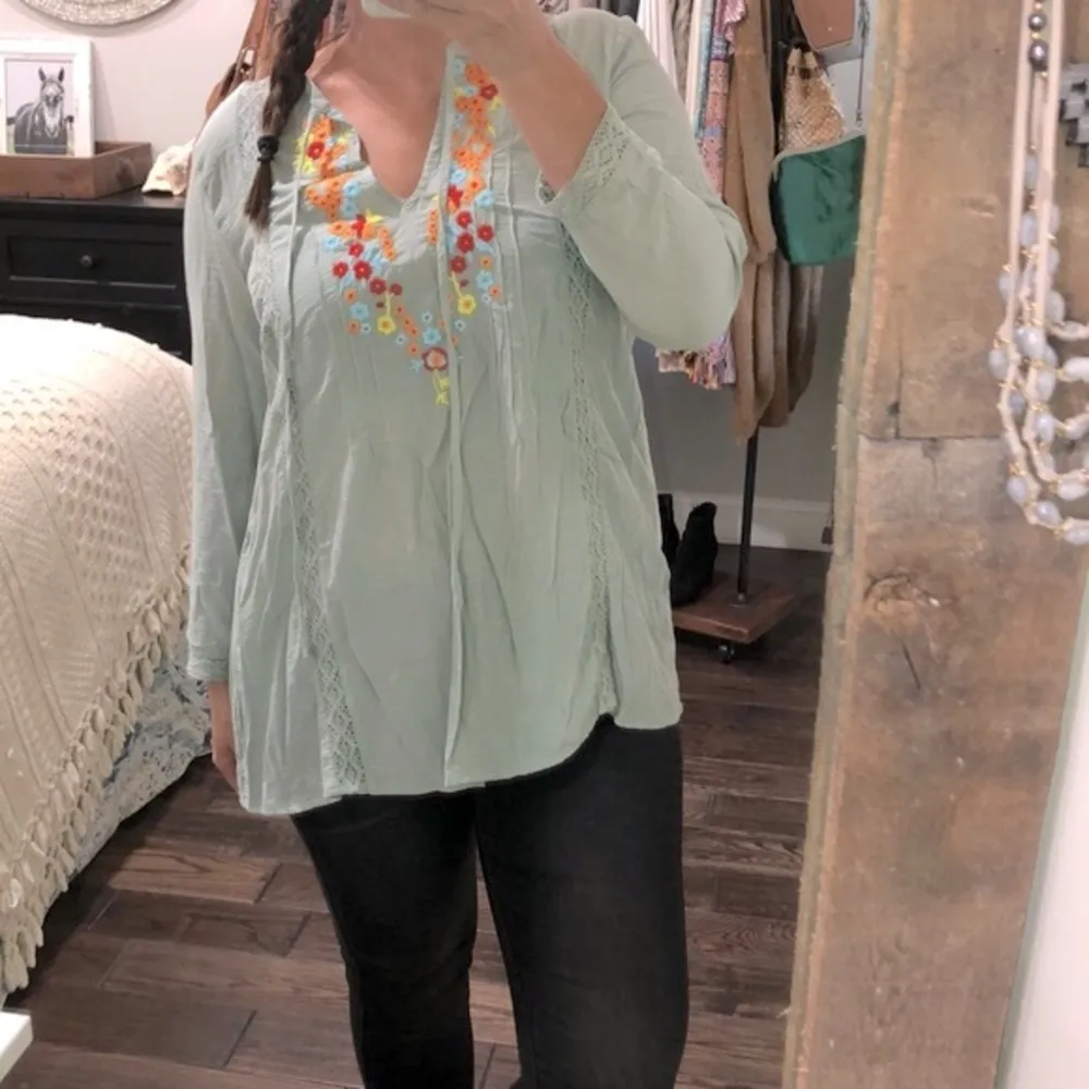 Andree floral embroidered small top - Image 2