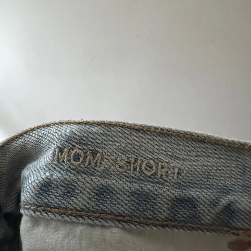 American Eagle Light Wash Distressed Mom Jean Shorts Size 4 - Image 4