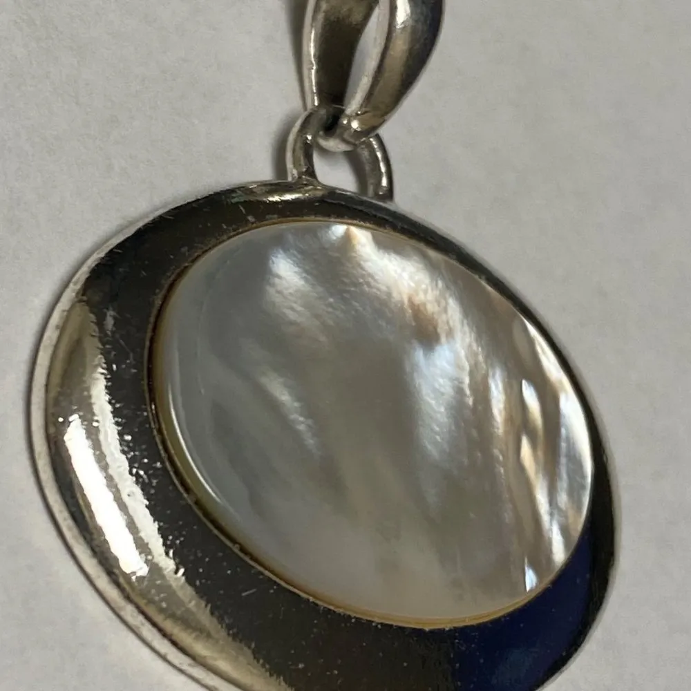 Silver Tone Oval Mother of Pearl Shell Pendant for Necklace Vintage, Unmarked. - Image 3